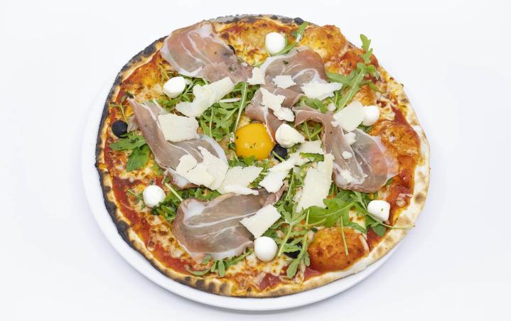 Pizza cuite au four à bois Oyonnax 