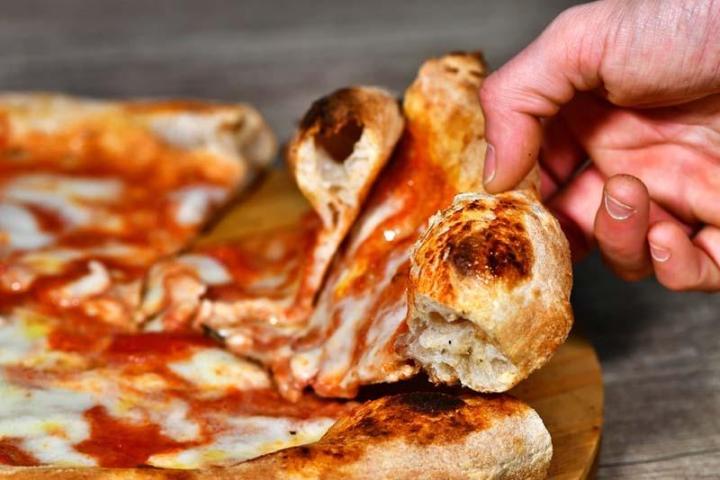Quels sont les avantages de la cuisson au feu de bois pour une pizza ? Oyonnax